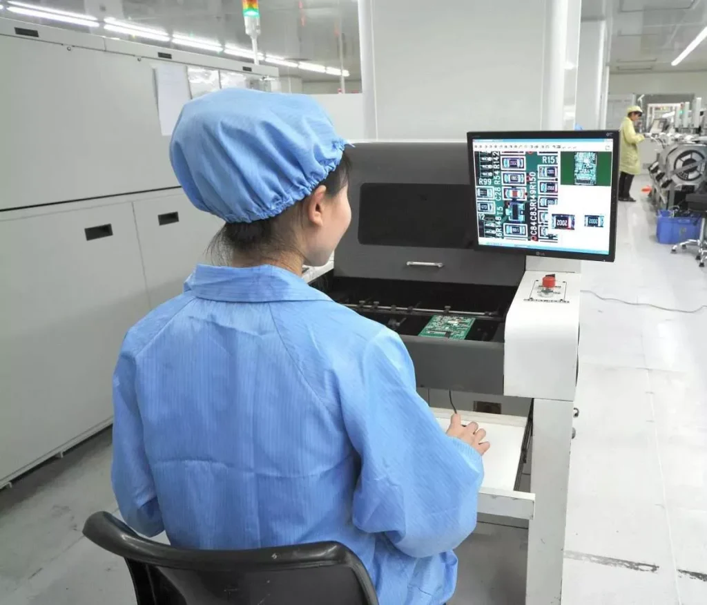 Mitarbeiter von Geyuan Electronics prüfen Produkte