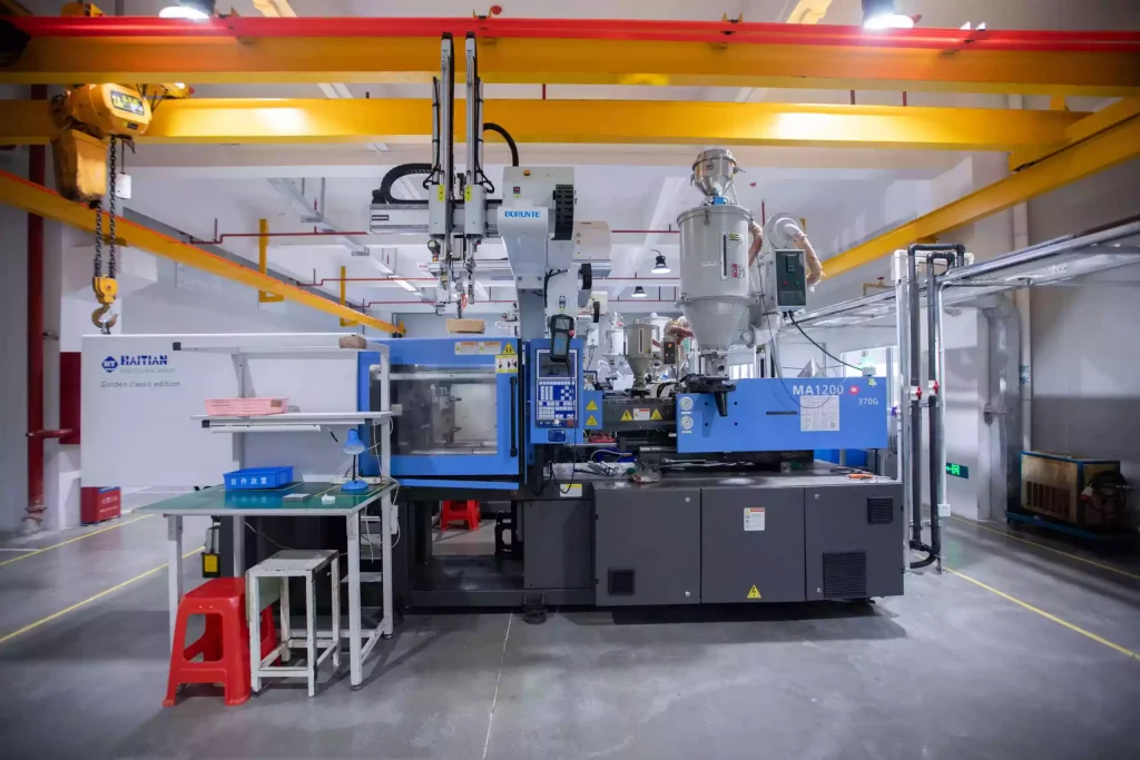 Geyuan Electronics factory has a workshop equipped with injection molding machines