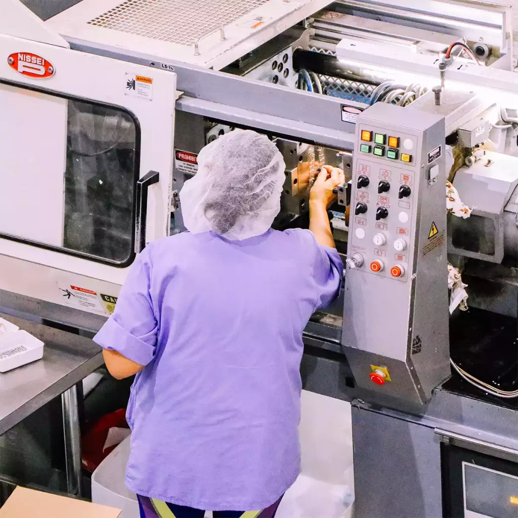 Manufacturing process of plastic parts for precision products