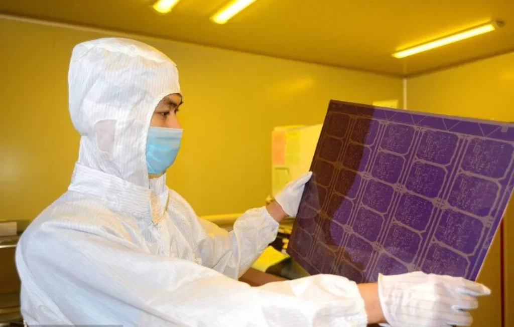 Our engineers are inspecting high TG PCB products